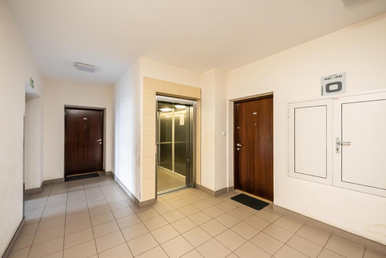 District 2br Airconditioned P Warszawa